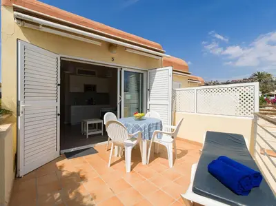 Un balcón o terraza de HomeForGuest Modern Apartment in San Agustin 2 min from the beach
