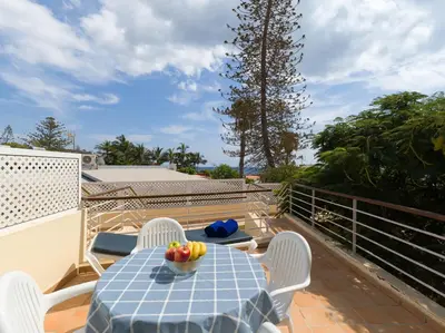 Un balcón o terraza de HomeForGuest Modern Apartment in San Agustin 2 min from the beach