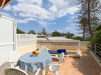 Un balcón o terraza de HomeForGuest Modern Apartment in San Agustin 2 min from the beach