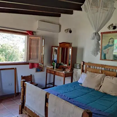 Una televisión o centro de entretenimiento en La Casa del Orobal