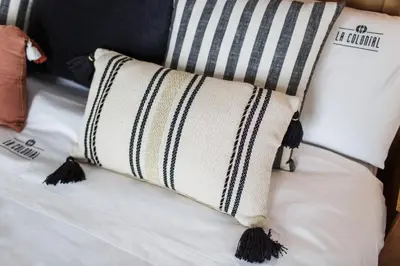 Cama o camas de una habitación en La Colonial Suites Apartamentos de Lujo