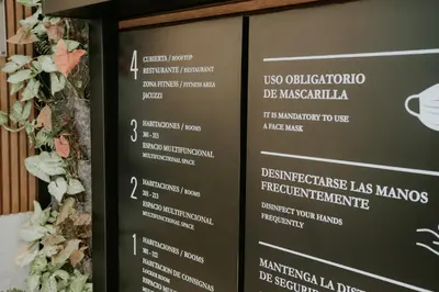 Certificado, premio, señal o documento que está expuesto en Catalina Plaza Hotel Sostenible
