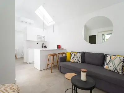 Una cocina o zona de cocina en Bungalow nuevo con jardín y piscina/ Newly renovated Bungalow with private garden and swimming pool