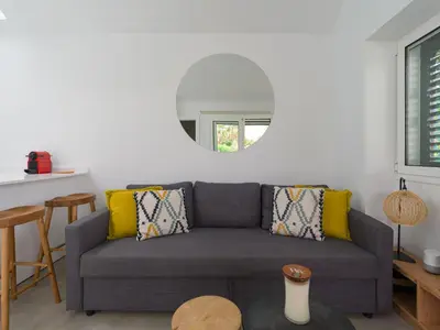 Zona de estar de Bungalow nuevo con jardín y piscina/ Newly renovated Bungalow with private garden and swimming pool