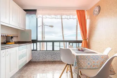 Una cocina o zona de cocina en Beautiful apartment on the beachfront