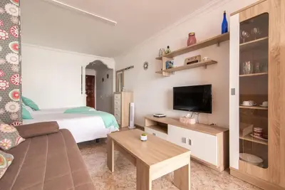 Una televisión o centro de entretenimiento en Beautiful apartment on the beachfront