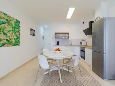 Una cocina o zona de cocina en FIRST LINE MOGAN BEACH - Parking free