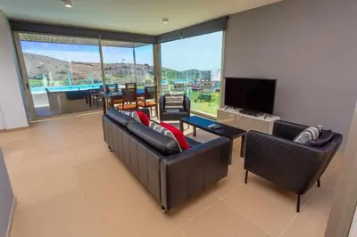Una televisión o centro de entretenimiento en Villa Los Dragos Golf by Infinity Summer