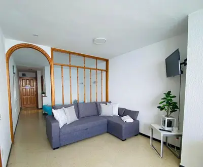 Una televisión o centro de entretenimiento en Beach Apartment 9