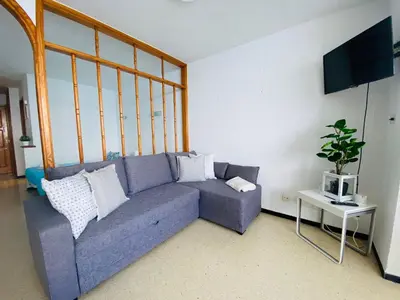 Una televisión o centro de entretenimiento en Beach Apartment 9