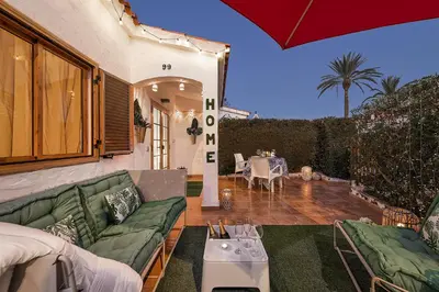 Zona de estar de Newly renovated modern bungalow , near c.c yumbo