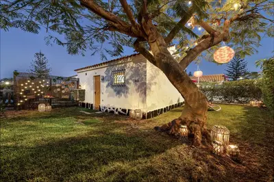 Jardín al aire libre en Newly renovated modern bungalow , near c.c yumbo