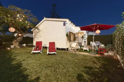 Jardín al aire libre en Newly renovated modern bungalow , near c.c yumbo