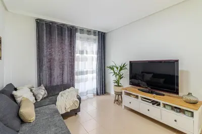 Una televisión o centro de entretenimiento en Lovely Hygge Flat in Las Canteras Beach