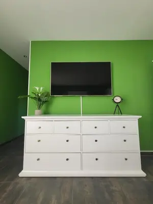 Una televisión o centro de entretenimiento en La VILLA DE ALISA La Casa Entera