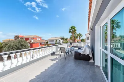 Un balcón o terraza de La VILLA DE ALISA La Casa Entera