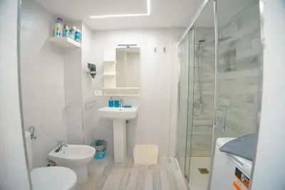 Un baño de Piso Paraíso vicino al mare