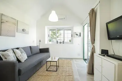 Una televisión o centro de entretenimiento en cozy & modern bungalow w/private garden bbq+wifi