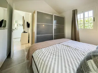 Cama o camas de una habitación en cozy & modern bungalow w/private garden bbq+wifi