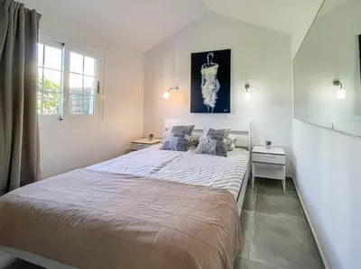 Cama o camas de una habitación en cozy & modern bungalow w/private garden bbq+wifi