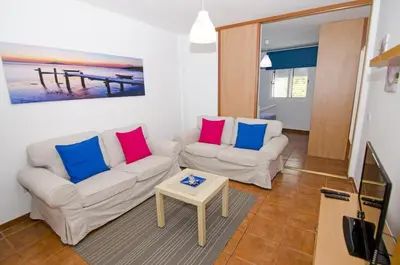 Una televisión o centro de entretenimiento en Comfortable apartment in Lomo Quiebre, sea view and mountain