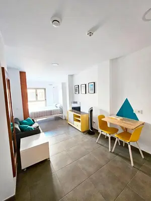 Una televisión o centro de entretenimiento en Lala Loft Las Canteras