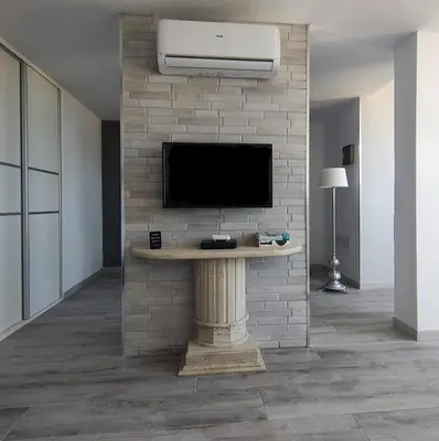 Una televisión o centro de entretenimiento en TINACHE SUITE219 Appartamento con piscina Yumbo