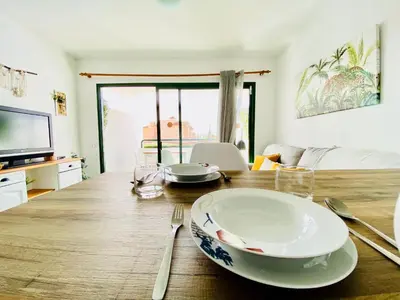 Una televisión o centro de entretenimiento en Sunny and relaxing apartment in maspalomas