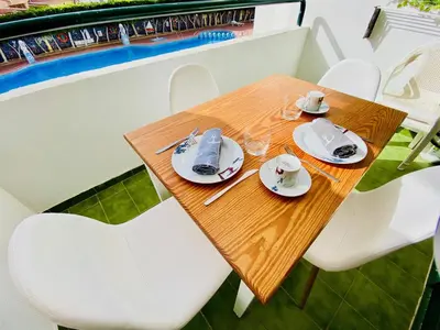 Un restaurante o sitio para comer en Sunny and relaxing apartment in maspalomas