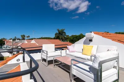 Un balcón o terraza de La Casa Blanca a smart and sunny,3 bedrooms house