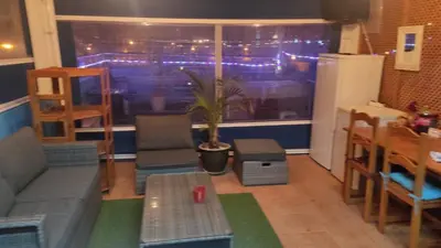 Zona de estar de Ático Arinaga con vistas , jacuzzi , terraza y barbacoa