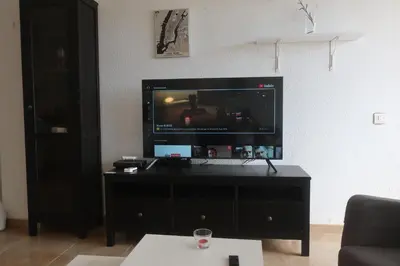 Una televisión o centro de entretenimiento en Sunny Apartment Teneguia by Yumbo