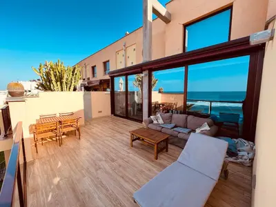 Un balcón o terraza de OvertheOcean Big terrace and XL Bed