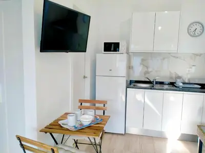 Una cocina o zona de cocina en Sunny bungalow with garden #1