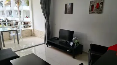 Una televisión o centro de entretenimiento en Yumbo Holiday Apartment - Tanife ROOS