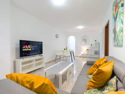 Una televisión o centro de entretenimiento en Surf Brothers