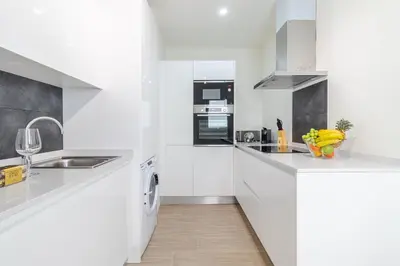 Una cocina o zona de cocina en Brand New Apartment with Ocean & Volcano Views