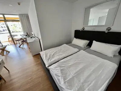 Cama o camas de una habitación en Apartamento con piscina climatizada y vista al mar