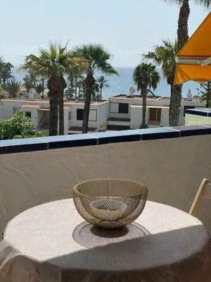 Un balcón o terraza de Apartamento con piscina climatizada y vista al mar