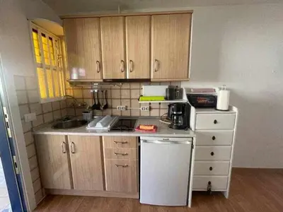 Una cocina o zona de cocina en Apartamento con piscina climatizada y vista al mar