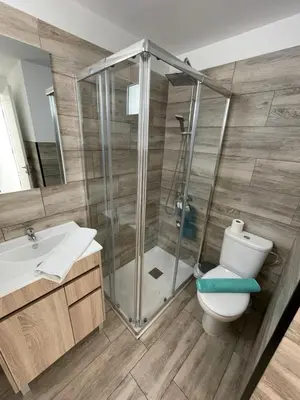 Un baño de Arguineguin Beach, Penthouse Apartment and jacuzzi