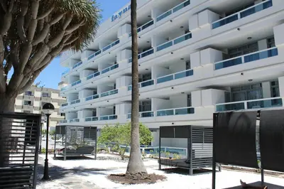 Edificio en el que se encuentra el apartahotel