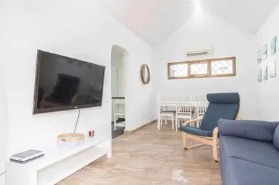 Una televisión o centro de entretenimiento en Sunset Bungalow