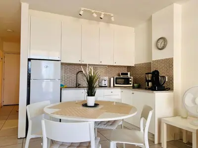 Una cocina o zona de cocina en Yumbo Sunset Suite Tanife - Next to Yumbo