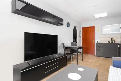 Una televisión o centro de entretenimiento en Adrian Apartment