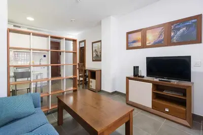 Una televisión o centro de entretenimiento en LA CICER BEACH APARTMENT ll