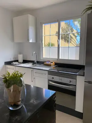 Una cocina o zona de cocina en Apartamento a pocos metros de la playa