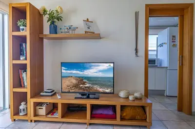 Una televisión o centro de entretenimiento en Ático Apartamento Las Burras Playa by VillaGranCanaria