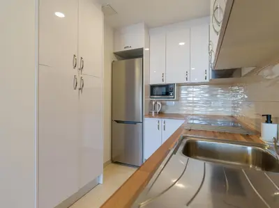 Una cocina o zona de cocina en Bright Townhouse - Views - 5 min walk to the Beach