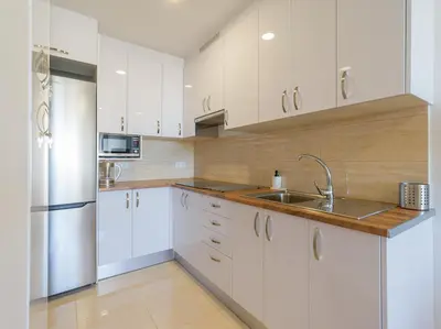 Una cocina o zona de cocina en Bright Townhouse - Views - 5 min walk to the Beach